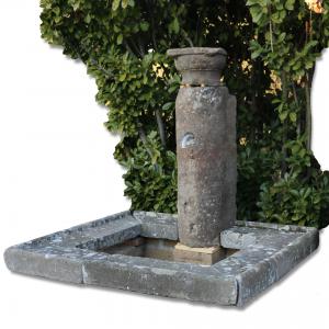 Fontana antica in pietra. Epoca 1600.